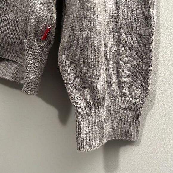 Izod Men's Gray V-Neck Pullover Sweater - Picture 5 of 7
